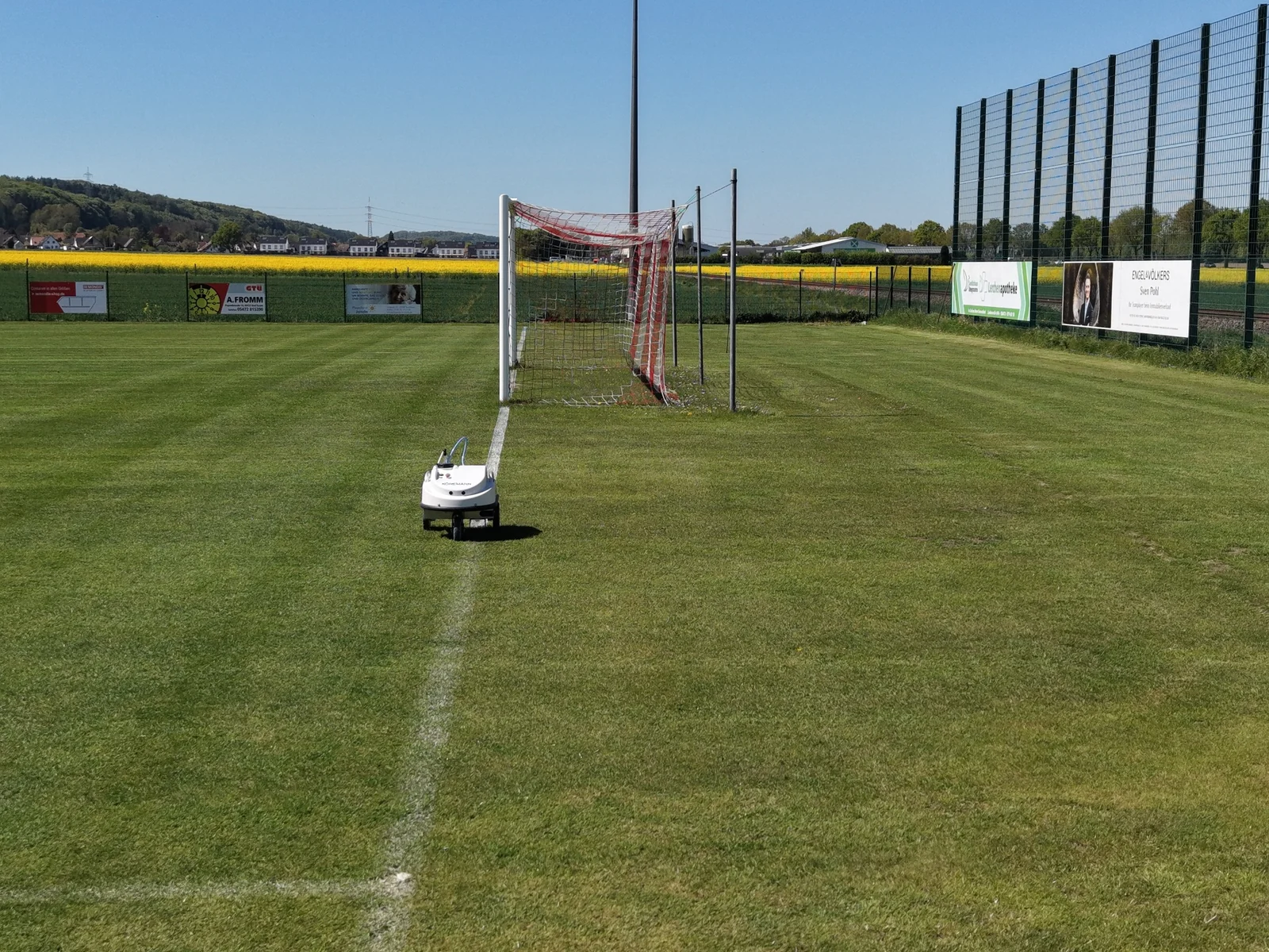Markierroboter an einer frischen Spielfeldlinie neben dem Tor.