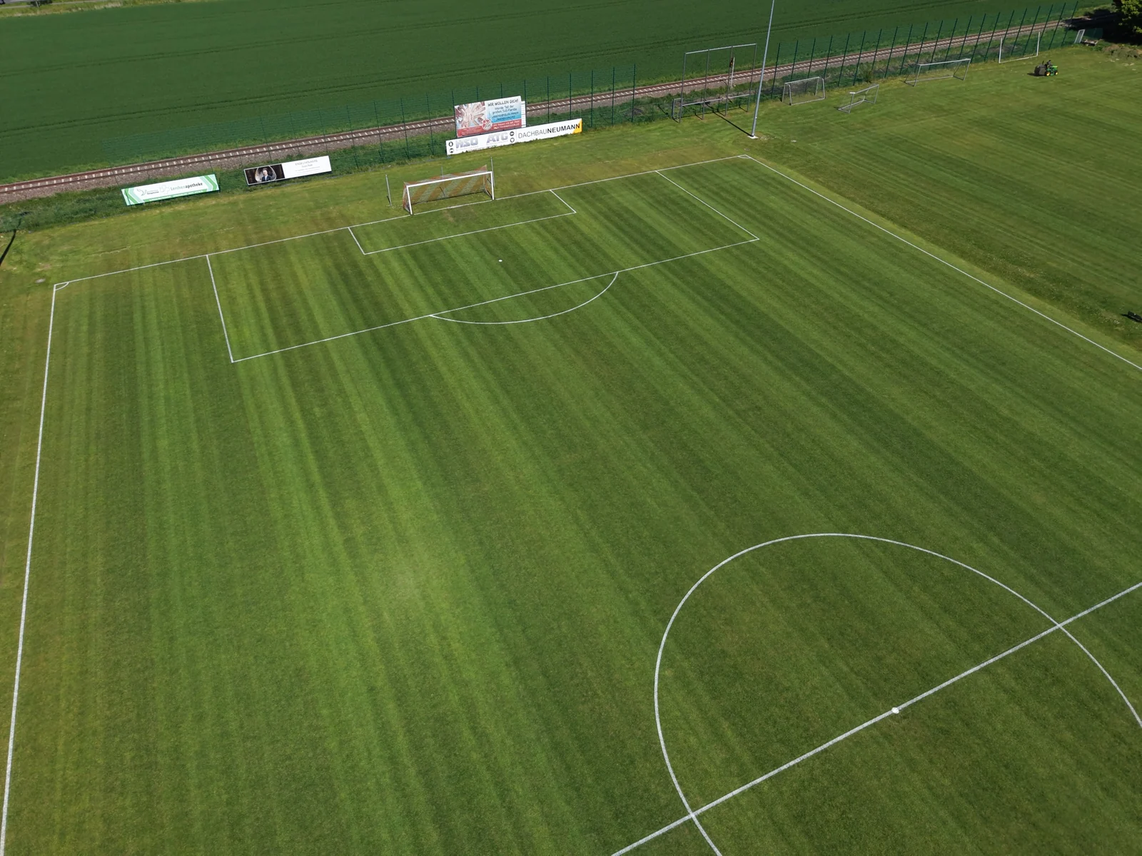 Markiertes Naturrasen-Spielfeld aus der Vogelperspektive