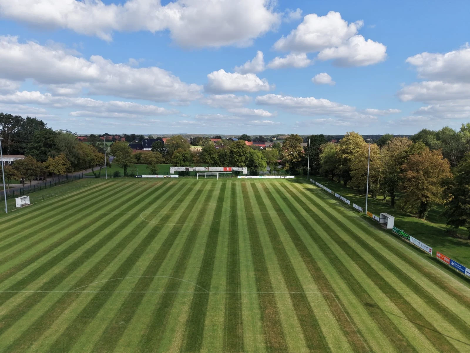 Naturrasensportplatz mit frisch gemähten Streifen.
