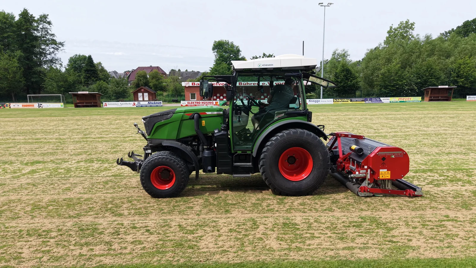 Fendt mit Verti-Drain bei der Arbeit auf einem Naturrasensportplatz